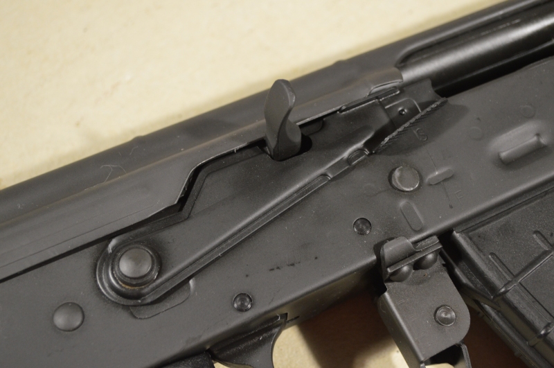 Safety with notch for bolt carrier